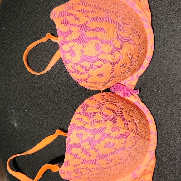 Two Victoria Secret Bras 34C - Picture 2 of 13